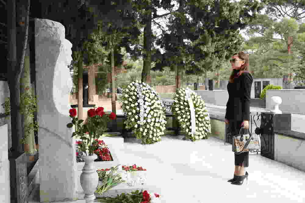 Mehriban Əliyeva Aida İmanquliyevanın   məzarını ziyarət etdi (FOTOLAR)